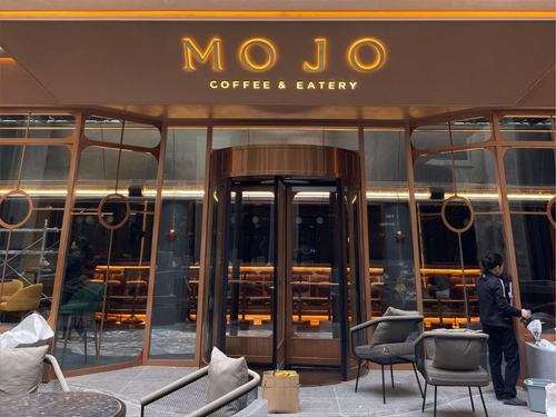 Cửa xoay đẩy tay tại MOJO COFFEE & EATERY (Rey Hotel)