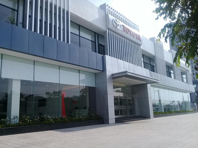 Cửa tự động tại Toyota Lê Văn Lương