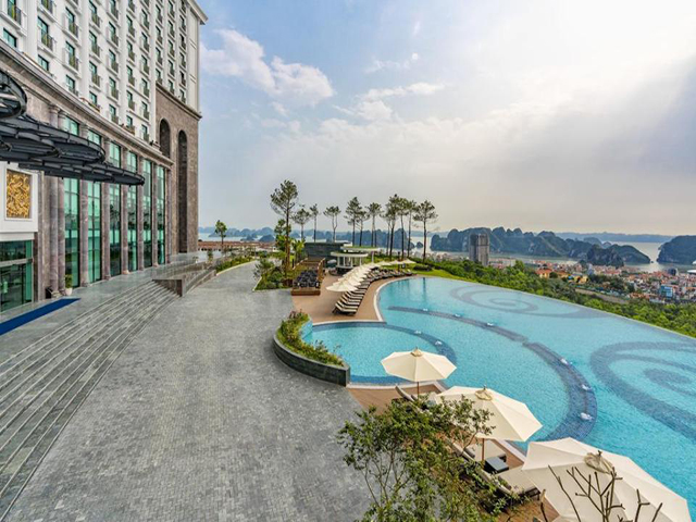 Cửa tự động  tại FLC Halong Goft Club & Luxury Resort